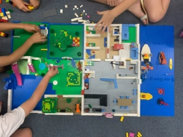 Image of people playing with LEGO